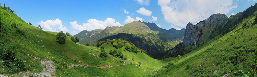 Il sentiero 129 (delle farfalle) dalle Baite di Mezzeno al Lago Branchino qui con vista sul torrione del Corno Branchino